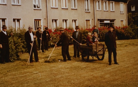 1972: Pflege der Grünanlagen durch den Altenkreis